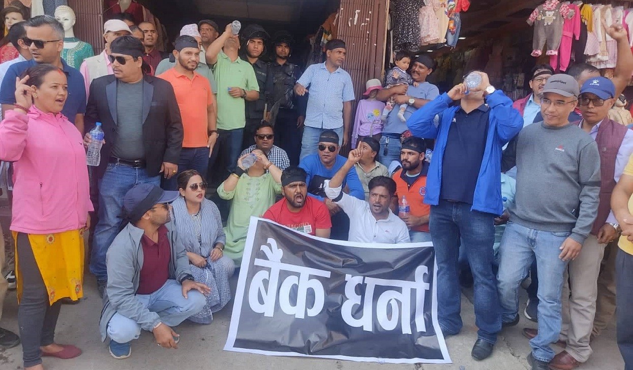 Why Businessmen streets strike against the banks ?